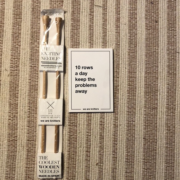 Wooden knitting needles +note pad